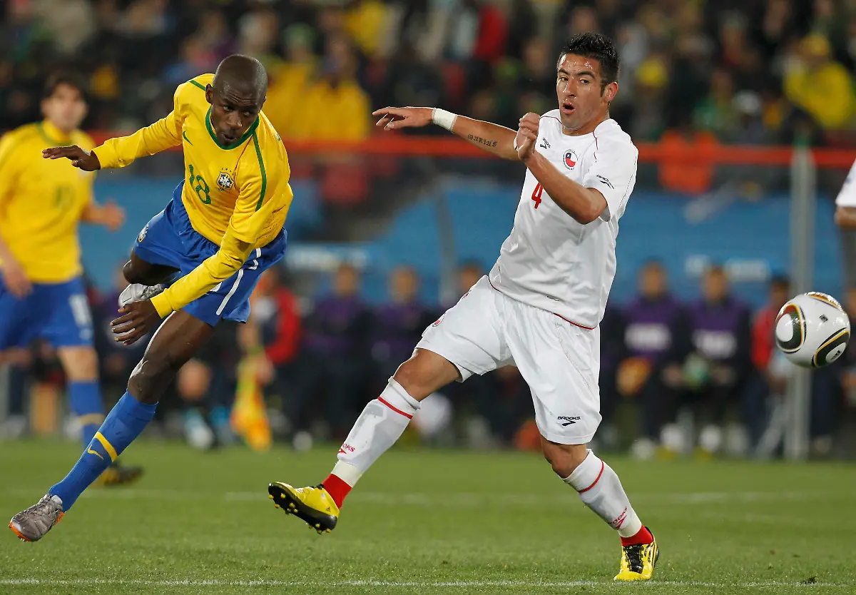 2010-06-28T185359Z-01-WCD508-RTRMDNP-3-SOCCER-WORLD-JPG4117403109255163907