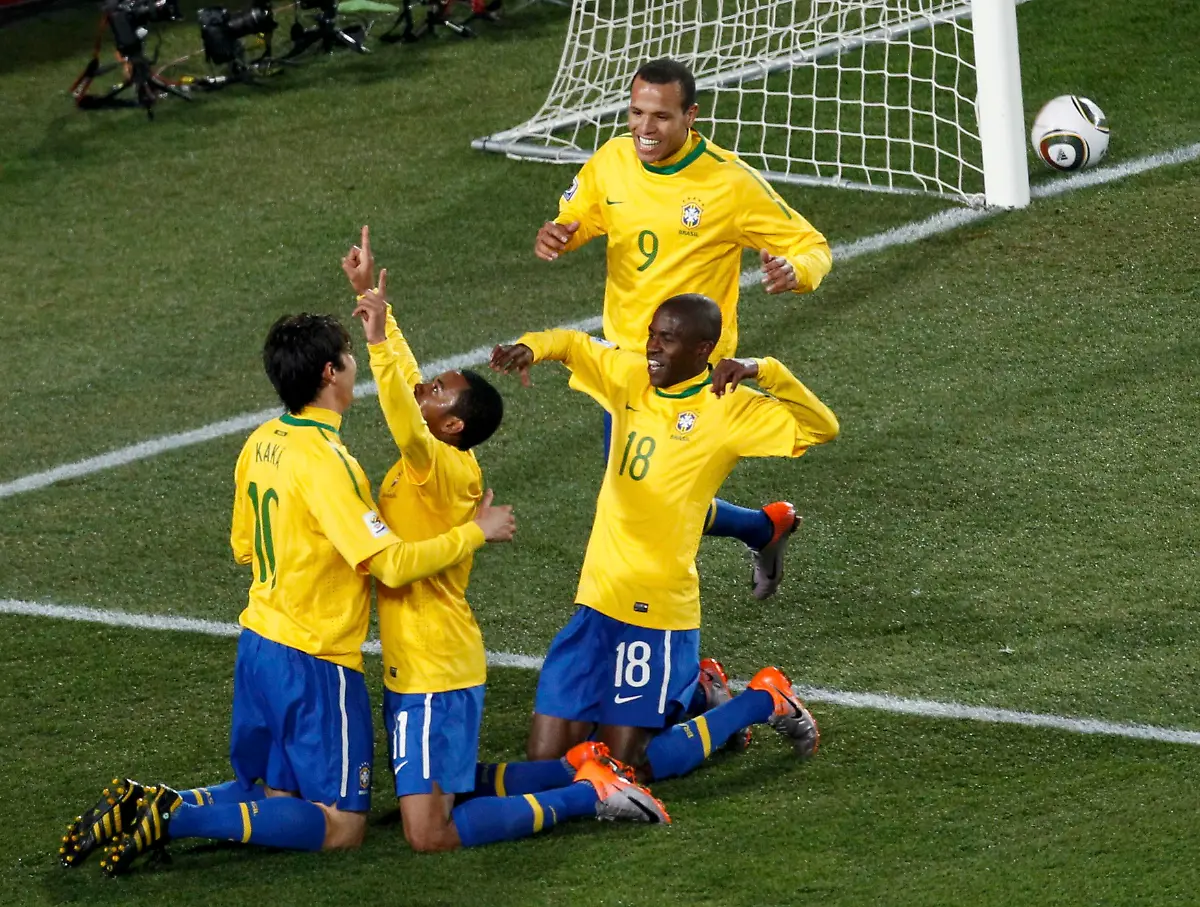 2010-06-28T194944Z-01-WCA419-RTRMDNP-3-SOCCER-WORLD-JPG5590057684036263645