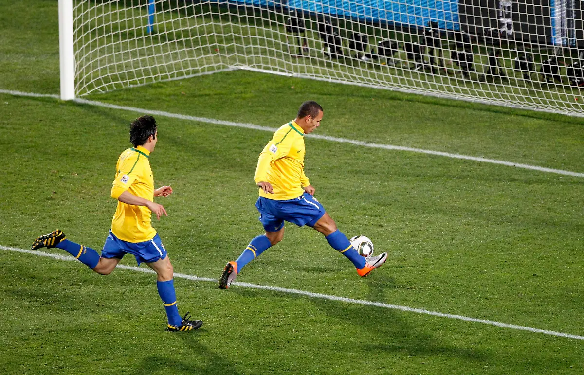 2010-06-28T191519Z-01-WCA411-RTRMDNP-3-SOCCER-WORLD-JPG3377458110791956192