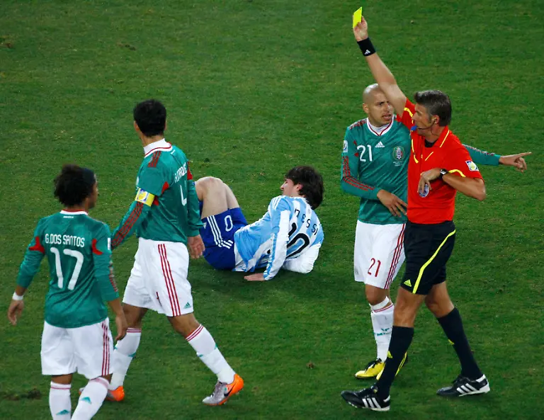 2010-06-27T191530Z-01-WCB413-RTRMDNP-3-SOCCER-WORLD-JPG3053465449507340015