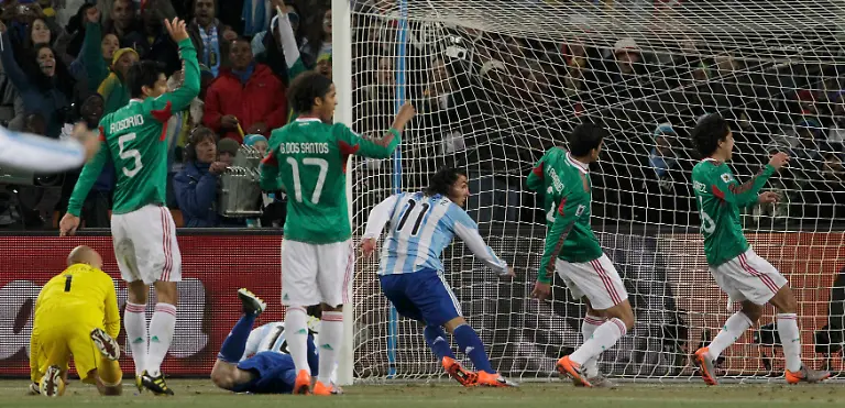 2010-06-27T190236Z-01-WCB145-RTRMDNP-3-SOCCER-WORLD-JPG5712757749456623127