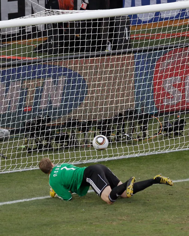 South-Africa-Soccer-WCup-Germany-England-WCUP221-jpg2086069024487752663