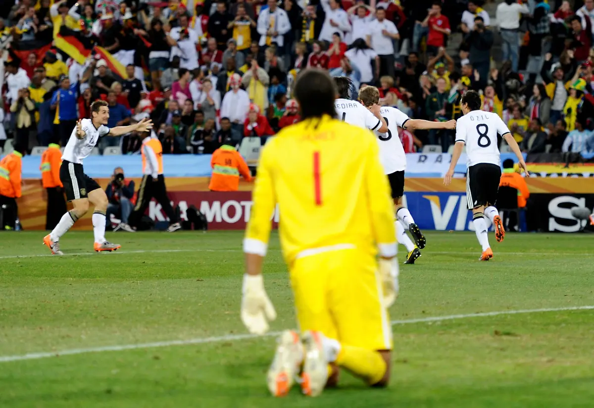 2010-06-27T154150Z-01-WCA441-RTRMDNP-3-SOCCER-WORLD-JPG3300158993025300490