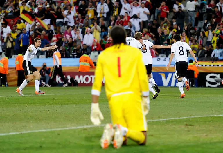 2010-06-27T154150Z-01-WCA441-RTRMDNP-3-SOCCER-WORLD-JPG3300158993025300490