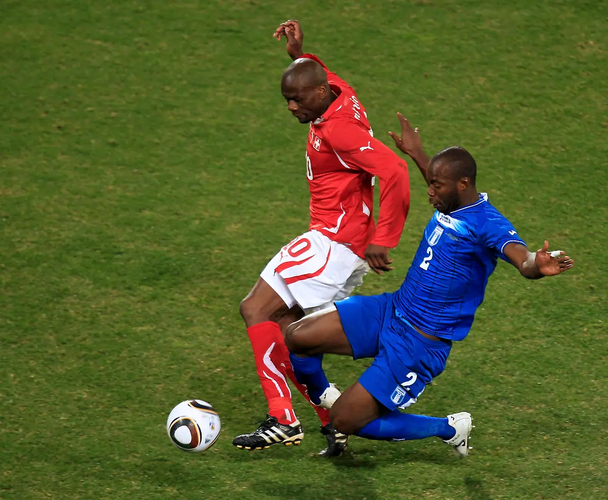 2010-06-25T195322Z-01-WCB416-RTRMDNP-3-SOCCER-WORLD-JPG2049595436540805425