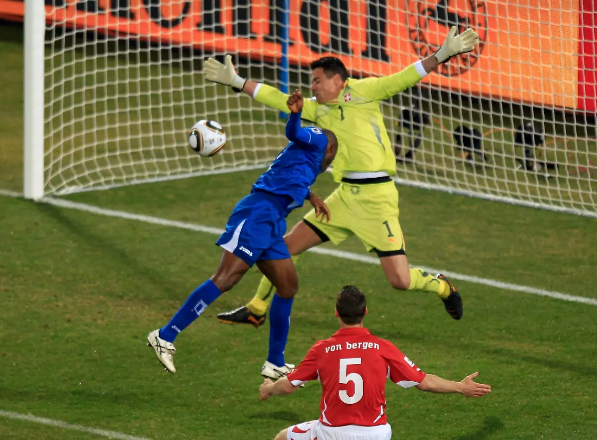 2010-06-25T194630Z-01-WCB413-RTRMDNP-3-SOCCER-WORLD-JPG7487076343512187010