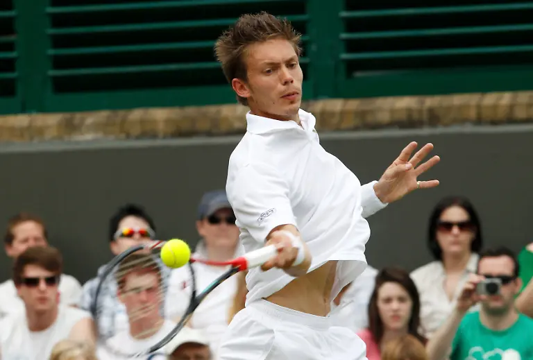 2010-06-24T151255Z-01-WIM103-RTRMDNP-3-TENNIS-WIMBLEDON-JPG8654741559791519809