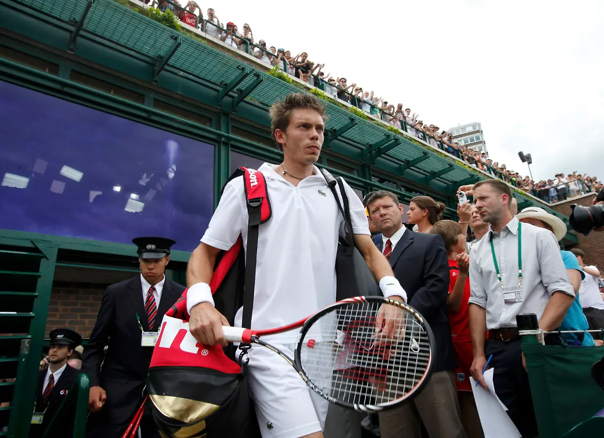 2010-06-24T151541Z-01-WIM105-RTRMDNP-3-TENNIS-WIMBLEDON-JPG3047829538715715267