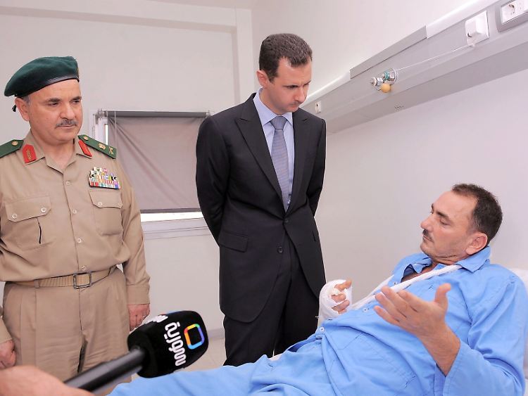 Präsident Assad kümmert sich um sein Militär: Krankenbesuch bei einem verletzten Offizier.