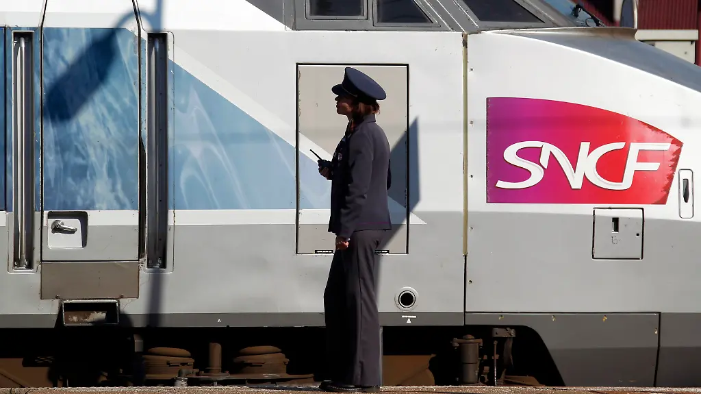 2010-06-24T093613Z-01-VAK05-RTRMDNP-3-FRANCE-PENSIONS-PROTEST-JPG7072777394945623177