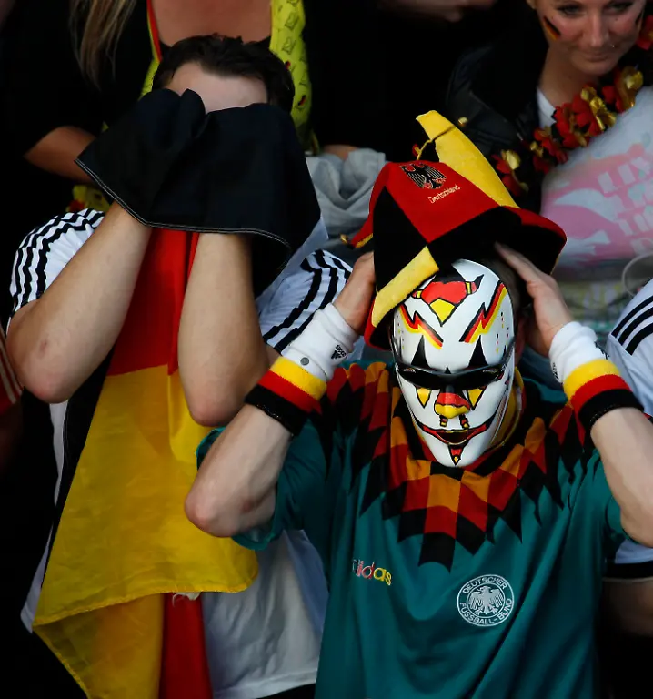2010-06-23T212848Z-01-TPE15-RTRMDNP-3-SOCCER-WORLD-JPG7623727940539814089