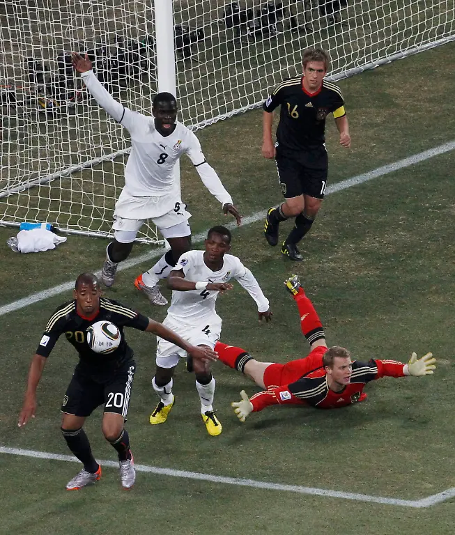 2010-06-23T195735Z-01-WCB144-RTRMDNP-3-SOCCER-WORLD-JPG4210838270818882316