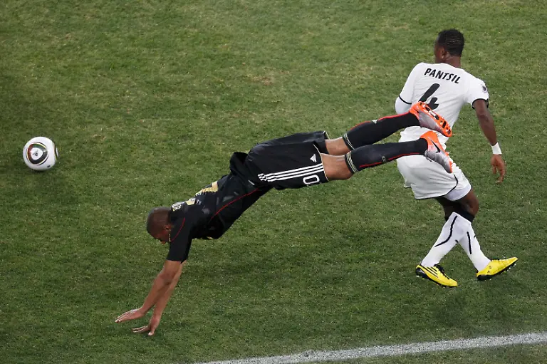 2010-06-23T190103Z-01-WCB119-RTRMDNP-3-SOCCER-WORLD-JPG5557116133990536263