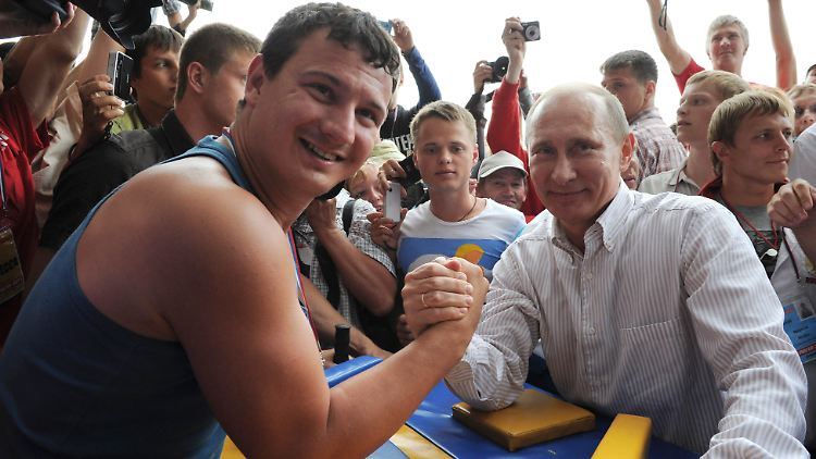 Den starken Mann markieren: Putin beim Armdrücken. Wie es ausgegangen ist, wurde nicht überliefert.