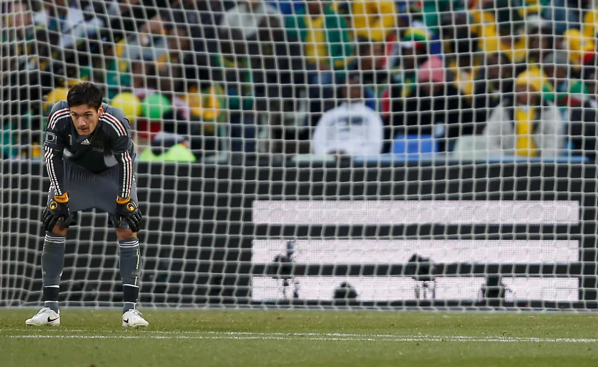 2010-06-22T151536Z-01-WCA151-RTRMDNP-3-SOCCER-WORLD-JPG4661060790630349417