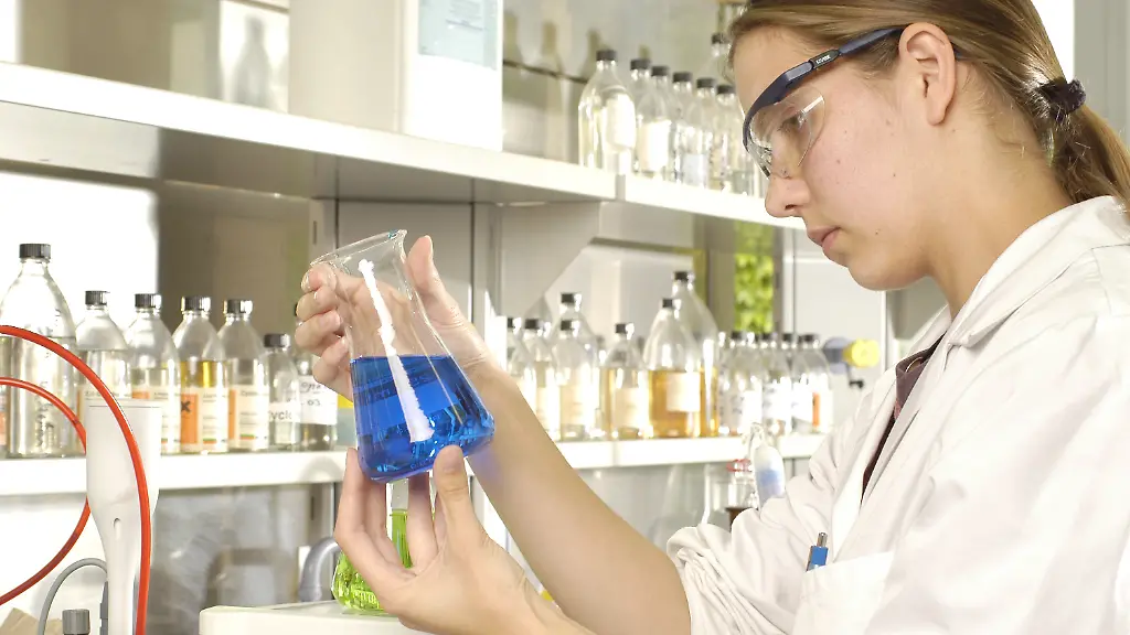 Brenntag-research-woman-in-lab-1