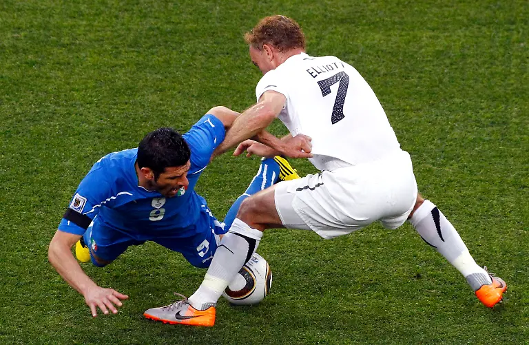 2010-06-20T154636Z-01-WCP400-RTRMDNP-3-SOCCER-WORLD-JPG8711238643107099358