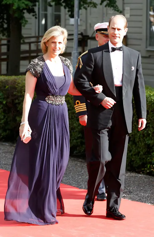 2010-06-18T161654Z-01-STO824-RTRMDNP-3-SWEDEN-ROYALS-WEDDING-JPG7863876751047141943