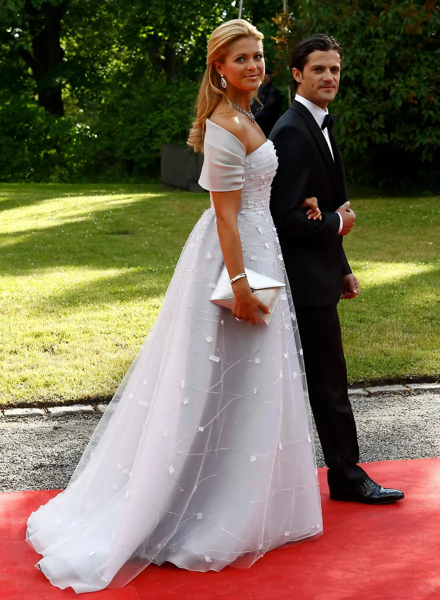 2010-06-18T172749Z-01-STO844-RTRMDNP-3-SWEDEN-ROYALS-WEDDING-JPG343826691731618547