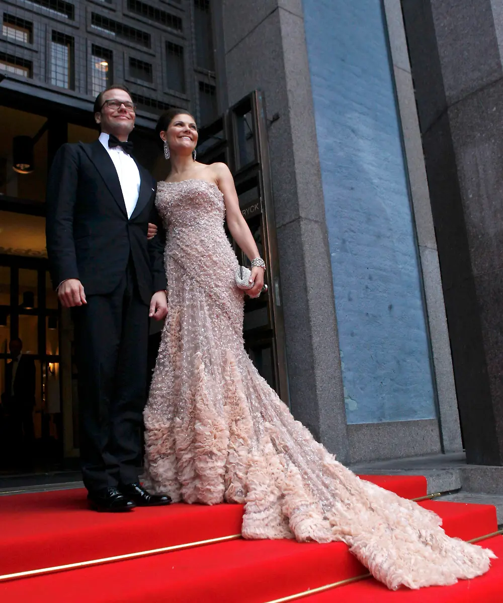 2010-06-18T193120Z-01-STO662-RTRMDNP-3-SWEDEN-ROYALS-WEDDING-JPG4078705731276942261