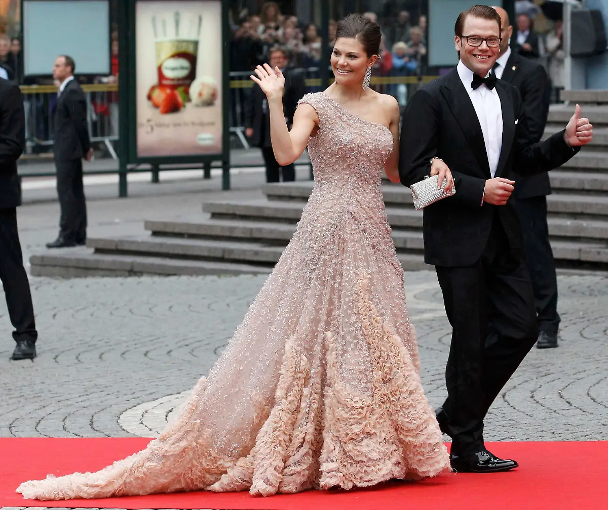 2010-06-18T192500Z-01-STO670-RTRMDNP-3-SWEDEN-ROYALS-WEDDING-JPG8697048145146449991