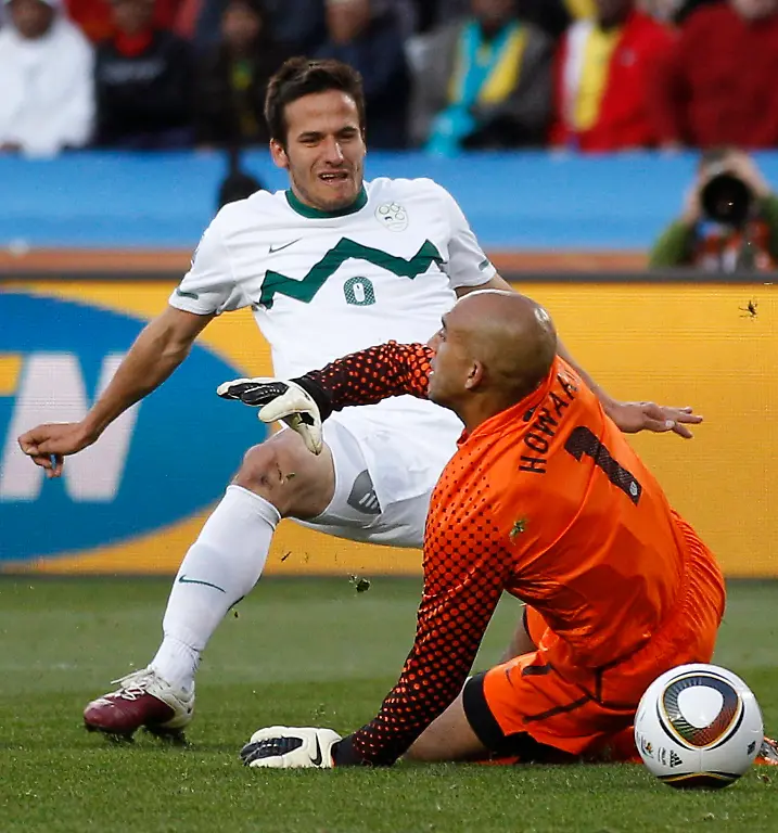 2010-06-18T145612Z-01-WCA285-RTRMDNP-3-SOCCER-WORLD-JPG8098057856299514321