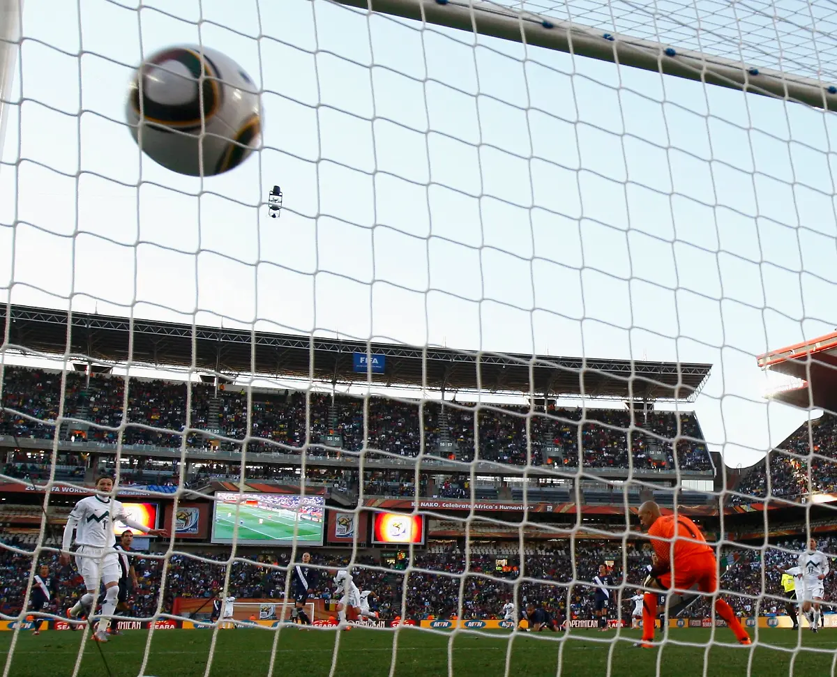 2010-06-18T141711Z-01-WCC502-RTRMDNP-3-SOCCER-WORLD-JPG4670103788339486138