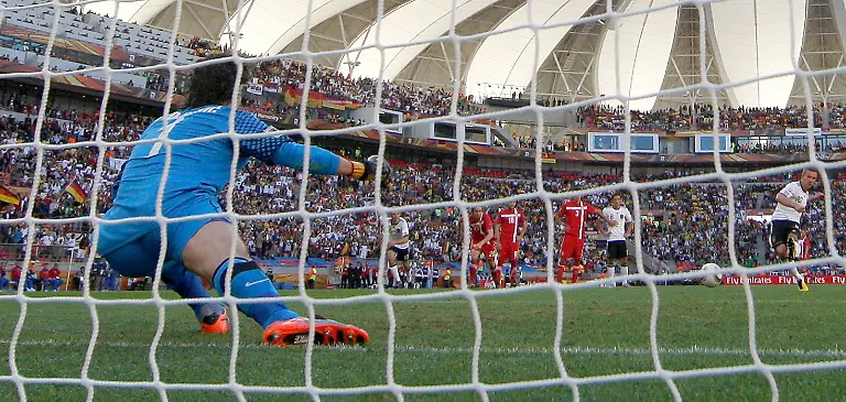 2010-06-18T130436Z-01-AA25-RTRMDNP-3-SOCCER-WORLD-JPG5496856975511865283