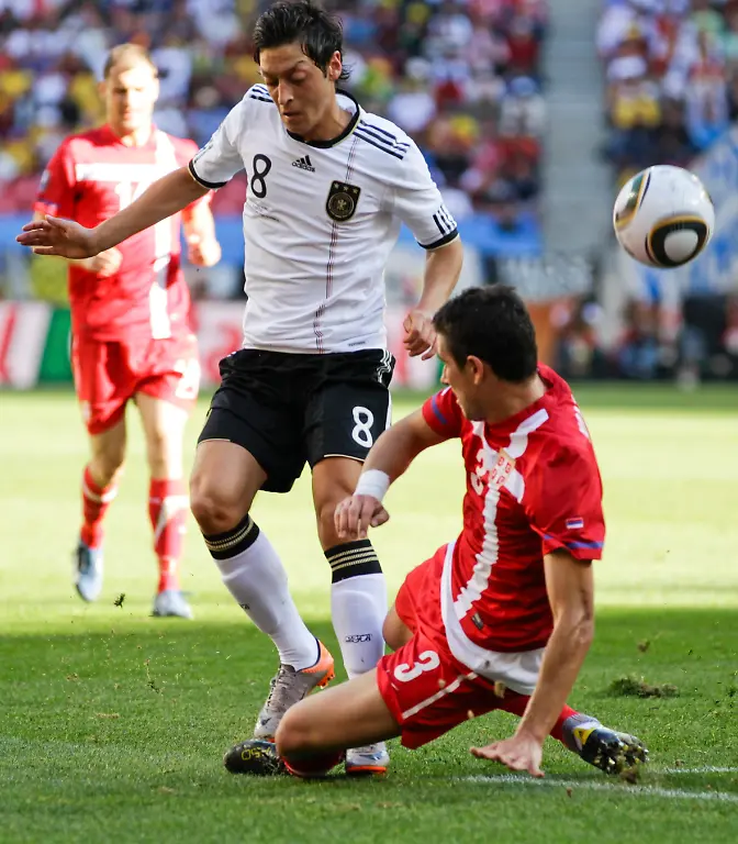2010-06-18T120639Z-01-CVI18-RTRMDNP-3-SOCCER-WORLD-JPG8574098880902034947