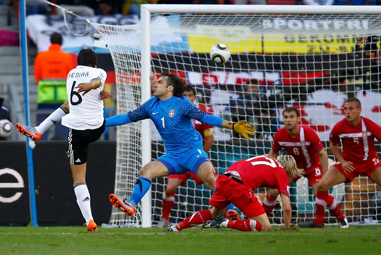 2010-06-18T122901Z-01-WCA424-RTRMDNP-3-SOCCER-WORLD-JPG5106359327615475887