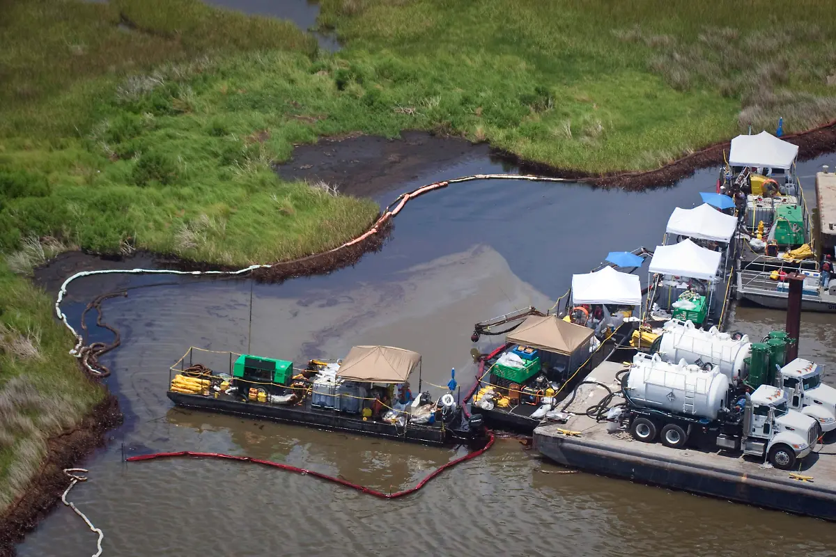 2010-06-17T213922Z-01-LJC103-RTRMDNP-3-OIL-SPILL-JPG909626255548153982