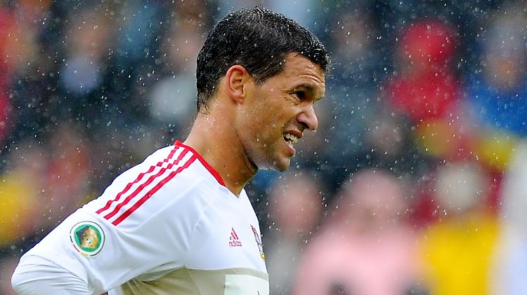 Michael Ballack steht im Regen.