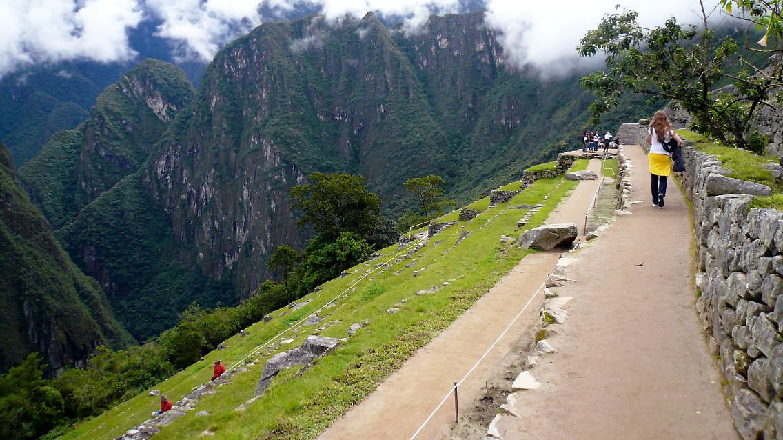 Die Wege in Machu Picchu selbst sind mittlerweile gut ausgebaut. Wer den Inka- Pfad hinaufwandert, sollte dennoch Wanderschuhe tragen, die über die Knöchel reichen.