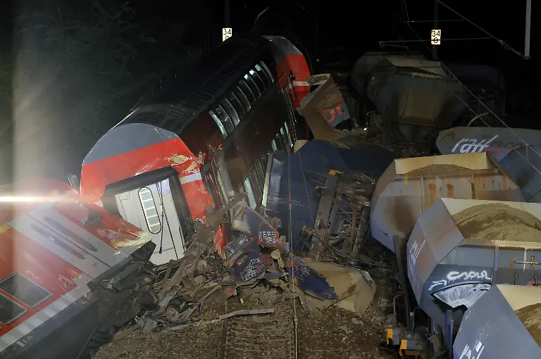 DEU-Zugunglueck-Unfall-HAN304-jpg4083926278449932596