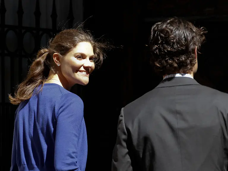 2010-06-16T151703Z-01-STO905-RTRMDNP-3-SWEDEN-ROYALS-WEDDING-JPG5377832103969244412