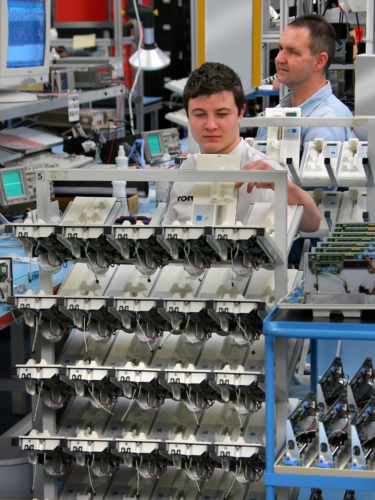 Endprüfung von Baugruppen für Dialysegeräte im Werk Stollberg von Fresenius Medical Care.