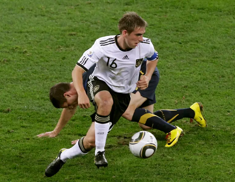 2010-06-13T190612Z-01-AA12-RTRMDNP-3-SOCCER-WORLD-JPG5989356570682825481