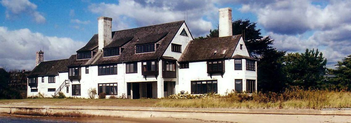 Katharine Hepburns Haus von der Seeseite aus gesehen in Fenwick, einem 90-Seelen-Nest an der Atlantikküste des US-Bundesstaates Connecticut. (Archivbild)
