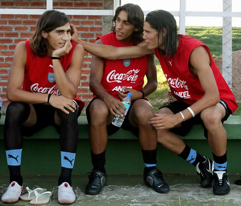 Martin-Caceres-left-Damian-Suarez-center-and-Edinson-Cavani