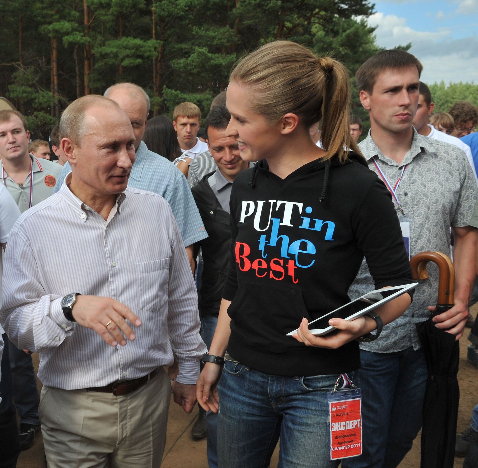 Guten Tag, ich bin der Wladimir Putin. Kennen Sie mich nicht? Ich bin der, den Sie auf der Brust tragen. 