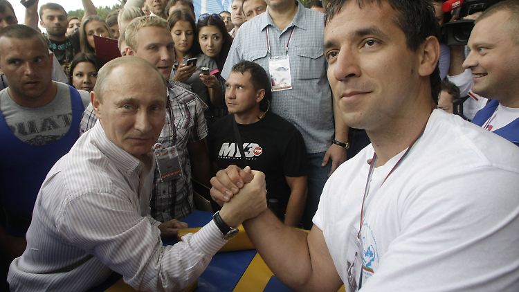 Putin zeigt im Sommercamp, was er kann.