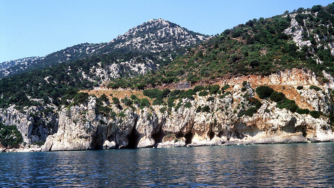 Mal schroff, mal schön - entlang der 1 800 Kilometer langen Küste wechseln sich Steilküsten und Sandstrände ab.