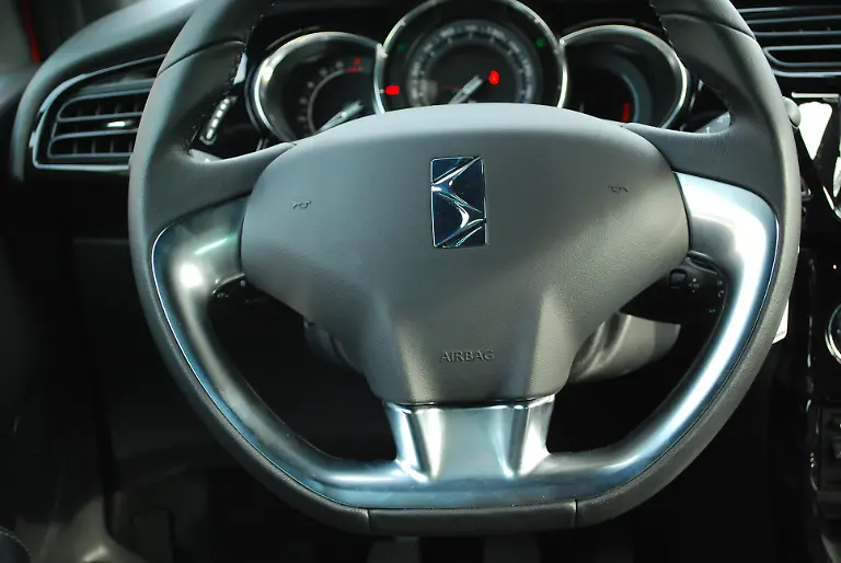 Citroen-DS3-vs-Mini-2010-04-30-09-39-21-2