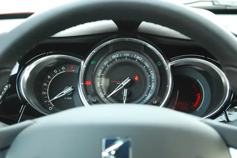 Citroen-DS3-vs-Mini-2010-04-30-09-39-19-2