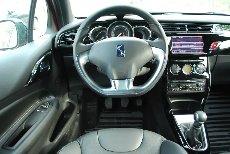 Citroen-DS3-vs-Mini-2010-04-30-09-39-18-1