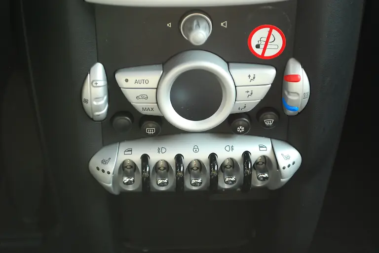 Citroen-DS3-vs-Mini-2010-04-30-09-39-15-1