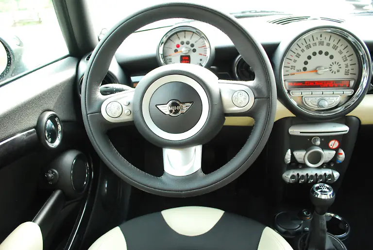 Citroen-DS3-vs-Mini-2010-04-30-09-39-12-1