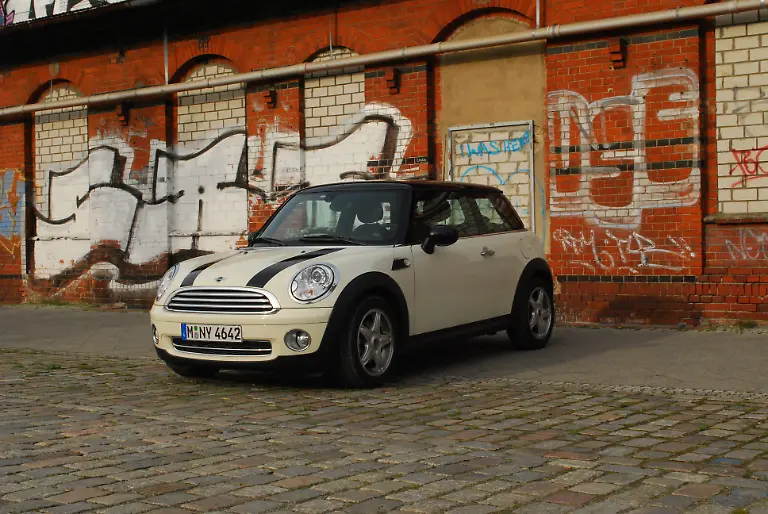 Citroen-DS3-vs-Mini-2010-04-30-09-39-06