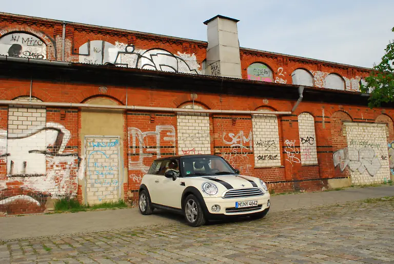 Citroen-DS3-vs-Mini-2010-04-30-09-39-03