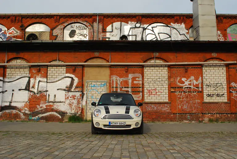 Citroen-DS3-vs-Mini-2010-04-30-09-39-01-1